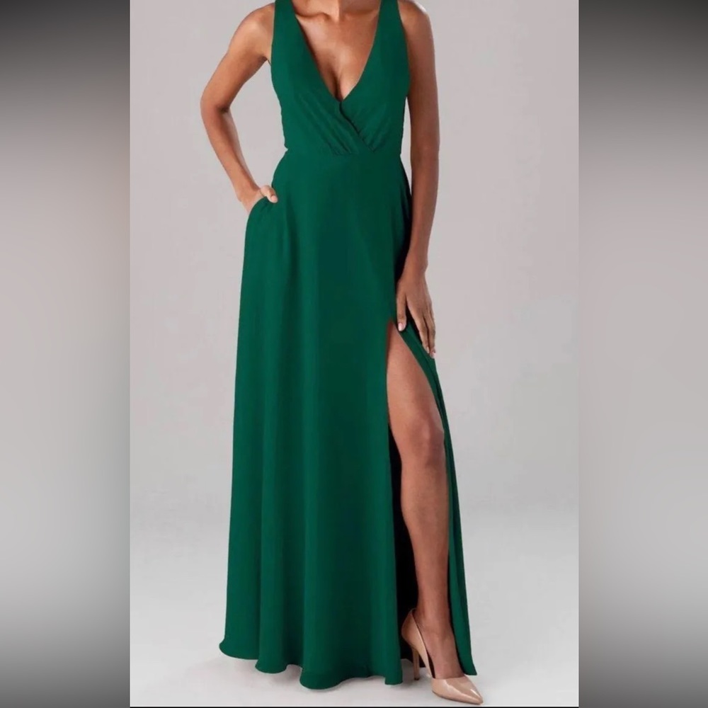 *NEVER WORN/ NEVER ALTERED*
Emerald Green Dress With Slit & Pockets 
No Flaws